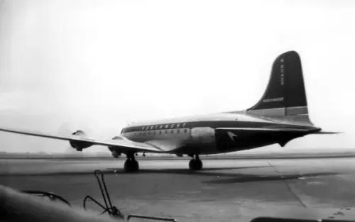 طائرة نورث ويست أورينت DC-4، التي تحطمت في بحيرة ميشيغان عام 1950، تُظهر تصميمها الكلاسيكي أثناء وجودها على المدرج.