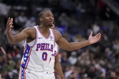 تايريس ماكسي لاعب فريق 76ers، يعبر عن مشاعره في الملعب أثناء مباراة، مرتديًا زي الفريق.