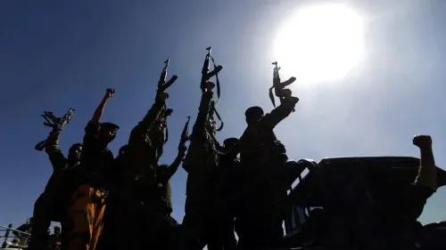 مجموعة من المقاتلين يحملون أسلحتهم في الهواء، في سياق الصراع المسلح في الشرق الأوسط، وسط تداعيات الحرب الإسرائيلية على غزة.