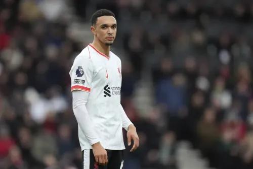 ترينت ألكسندر-أرنولد، لاعب ليفربول، يظهر في الملعب أثناء مباراة سابقة، حيث سيغيب عن مباراة توتنهام بسبب إصابة في الفخذ.