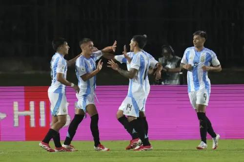 احتفال لاعبي المنتخب الأرجنتيني تحت 20 عاماً بعد تسجيلهم هدفاً ضد البرازيل في مباراة بطولة أمريكا الجنوبية، حيث قاد إيتشيفيري الفريق للفوز 6-0.