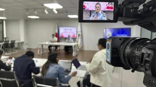مؤتمر صحفي في مانيلا حول مكافحة الاحتيال الرومانسي، مع ضباط شرطة يتحدثون عن جهود حماية الضحايا المحتملين.