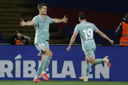 احتفال لاعب أتلتيكو مدريد بعد تسجيل هدف، مع زميله جوليان ألفاريز، في مباراة مثيرة ضد برشلونة في نصف نهائي كأس الملك.