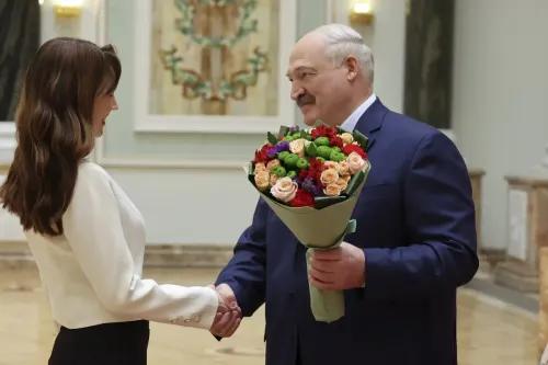 لقاء بين ألكسندر لوكاشينكو امرأة تحمل باقة من الزهور، في إطار التحضيرات للانتخابات الرئاسية في بيلاروسيا.