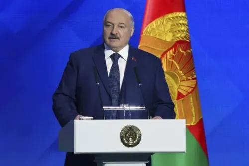 ألكسندر لوكاشينكو يتحدث في مؤتمر صحفي، خلفه علم بيلاروسيا، في سياق الاستعدادات للانتخابات وعمليات القمع ضد المعارضة.