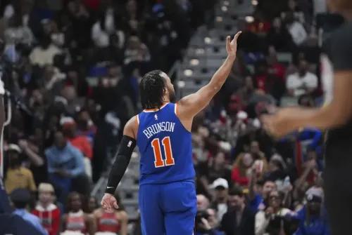 جالين برونسون يحتفل بعد تسجيله نقطة في مباراة نيويورك نيكس ضد نيو أورليانز بيليكانز، حيث قاد فريقه للفوز 104-93.