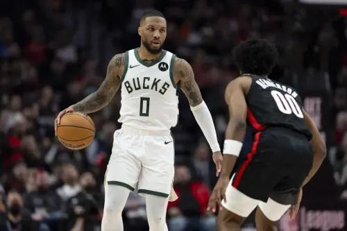 داميان ليلارد يت dribble الكرة بسلاسة أثناء مباراته مع باكس، مع تركيز على شكل اللعب ومواجهة لاعب بليزرز خلفه في مركز مودا.