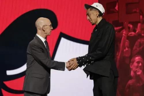 تقديم اللاعب نوا إيسينج من فريق شيكاغو بولز، وهو يت握 يد مفوض الدوري الأمريكي للمحترفين، في لحظة احتفالية خلال مسودة الدوري.