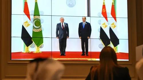 اجتماع قادة العرب في القاهرة، مع العلم المصري والعلم العربي خلفهم، حيث يتناولون قضايا فلسطين وإعادة إعمار غزة.