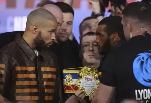 يظهر كريس يوبانك جونيور وكونور بين في مواجهة حماسية قبل نزال الوزن المتوسط، مع تواجد جمهور كبير في الخلفية.