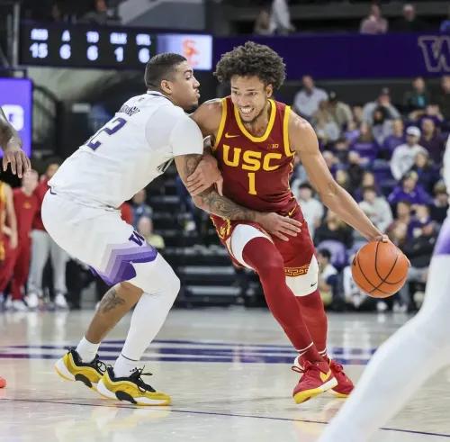 لاعب كرة سلة من جامعة جنوب كاليفورنيا يتجاوز مدافعاً من واشنطن، خلال مباراة انتهت بفوز USC 85-61.