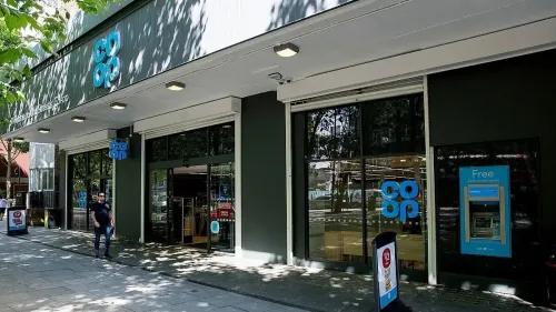 متجر Co-operative Group في المملكة المتحدة، يعكس قرارها بوقف توريد السلع من دول تنتهك حقوق الإنسان، بما في ذلك إسرائيل.