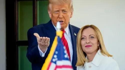 اجتماع بين رئيسة الوزراء الإيطالية جيورجيا ميلوني والرئيس الأمريكي دونالد ترامب، مع العلم الوطني الأمريكي في الخلفية.