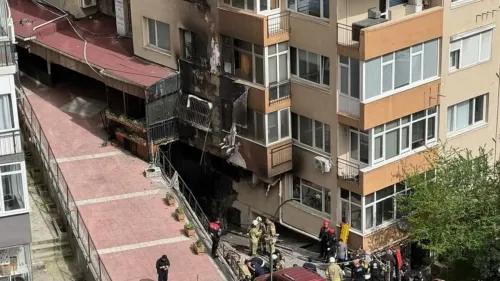 حريق في نادي ماسكريد في إسطنبول، حيث يعمل رجال الإطفاء على إخماد النيران في موقع الحادث، مع وجود أضرار واضحة في المبنى.