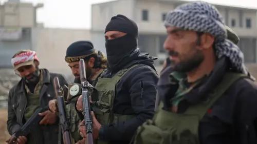 مقاتلون من الجيش الوطني السوري يستعدون للقتال، مع أسلحة في أيديهم، في منطقة تشهد تصعيدًا في النزاع شمال سوريا.