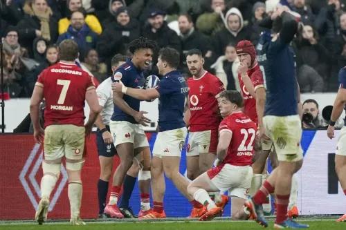 لحظة احتفال لاعبي منتخب فرنسا بعد تسجيل هدف في مباراة ضد منتخب ويلز، ضمن بطولة الأمم الست، في أجواء حماسية وسط الجماهير.