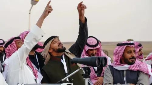 مجموعة من الرجال يرتدون الملابس التقليدية السعودية، يستخدمون تلسكوبات للتحري عن رؤية الهلال في السماء، مع تعبيرات من التركيز والاهتمام.