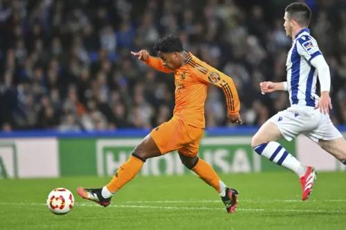 إندريك، مهاجم ريال مدريد، يسجل هدفاً في الشوط الأول ضد ريال سوسيداد في نصف نهائي كأس الملك، مما يعزز انتصار الفريق 1-0.