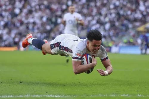 لاعب إنجليزي يسجل محاولة خلال مباراة الرجبي ضد إيطاليا في تويكنهام، حيث انتهت المباراة بفوز إنجلترا 47-24.
