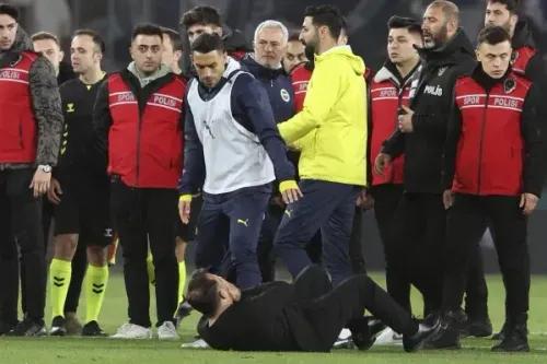 مدرب فنربخشة جوزيه مورينيو وسط مشهد متوتر بعد حادثة مع مدرب غلطة سراي أوكان بوروك، حيث سقط الأخير على الأرض بعد تعرضه للإصابة.