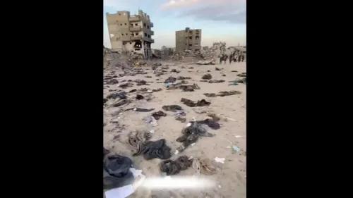 ملابس مبعثرة على الأرض في منطقة مدمرة بشمال غزة، تشير إلى عمليات الاحتجاز القسري للفلسطينيين من قبل القوات الإسرائيلية.
