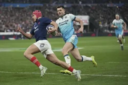 لويس بييل-بياري، لاعب الرجبي الفرنسي، يسجل محاولة خلال مباراة، متفوقًا على المنافسين، في بطولة الأمم الست.