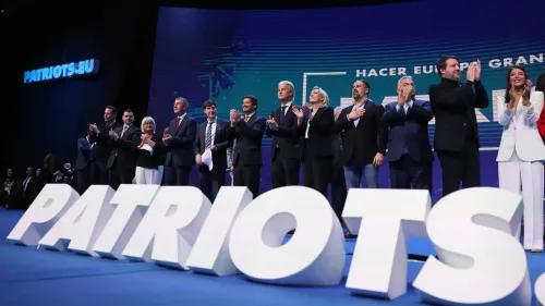 مجموعة من قادة اليمين المتطرف الأوروبي يقفون معًا على منصة تحمل شعار "PATRIOTS.EU"، في حدث سياسي يبرز تحالفاتهم الجديدة مع إسرائيل.