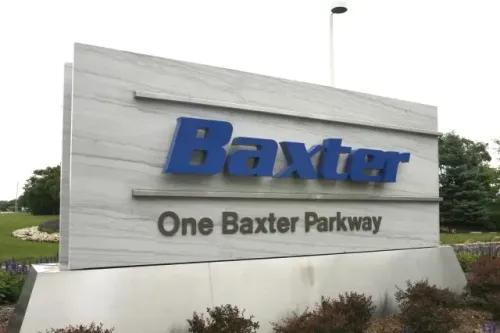 علامة شركة باكستر، تعرض اسم الشركة \"Baxter\" مع عنوان \"One Baxter Parkway\"، تشير إلى مصنع مهم لإنتاج المستلزمات الطبية.