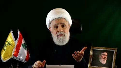 نعيم قاسم يتحدث في خطاب متلفز، بجانبه علم لبنان وعلم حزب الله وصورة حسن نصر الله، في سياق تعيينه أمينًا عامًا جديدًا للحزب.