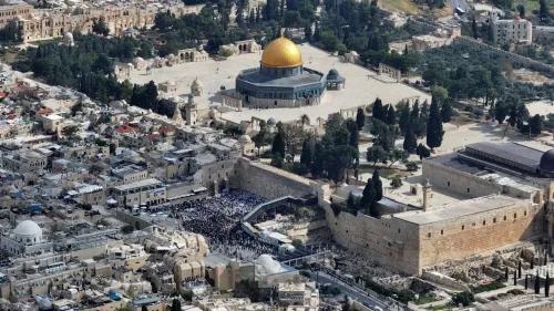 تظهر الصورة المسجد الأقصى وقبة الصخرة في القدس، مع حشود كبيرة من الزوار اليهود في باحات الحرم، مما يعكس الزيادة الملحوظة في الزيارات الدينية.