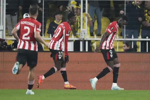 إيناكي ويليامز يحتفل بتسجيله هدفين لأتلتيك بلباو في مباراة الدوري الأوروبي ضد فنربخشة، حيث ساهم في الفوز 2-0.