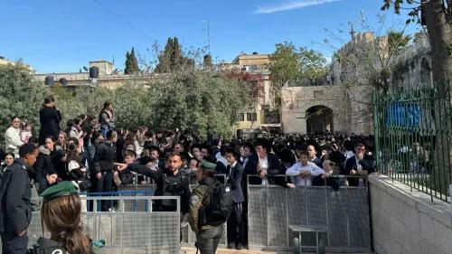 تجمع كبير للمصلين اليهود أمام المسجد الأقصى، مع وجود عناصر من الأمن الإسرائيلي، في مشهد يعكس زيادة التوترات حول الموقع.