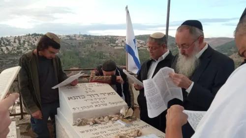 زيارة إيتامار بن غفير لقبر مائير كاهانا في القدس، حيث يقرأ الحاضرون مقاطع دينية، تعبير عن دعم اليمين المتطرف.