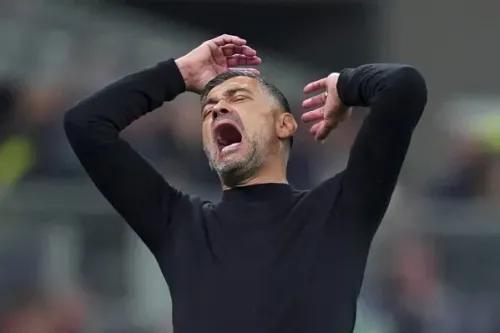 مدرب ميلان سيرجيو كونسيساو يعبر عن إحباطه خلال مباراة، بينما يستعد الفريق لمواجهة بولونيا في نهائي كأس إيطاليا.