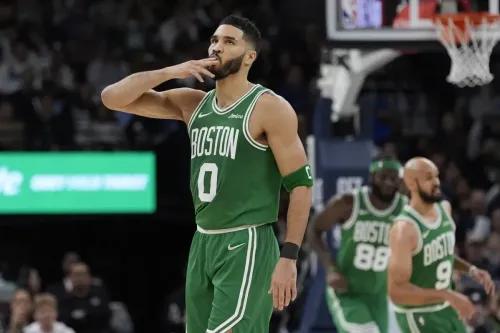 جيسون تاتوم، لاعب بوسطن سيلتيكس، يحتفل بعد تسجيل نقطة، بينما يظهر زملاؤه في الخلفية خلال مباراة ضد مينيسوتا تيمبر وولفز.