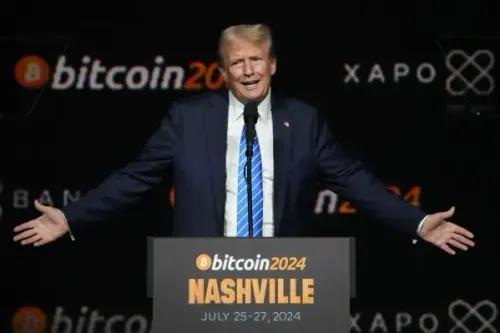 دونالد ترامب يتحدث في مؤتمر بيتكوين 2024 في ناشفيل، مع التركيز على تعزيز صناعة العملات الرقمية وتوجهاته الجديدة.