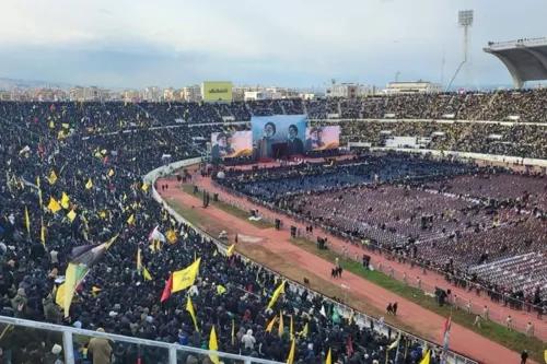 تجمع حشود ضخمة في جنازة حسن نصر الله وهاشم صفي الدين، مع ظهور صورتهما العملاقة، وسط شعارات معادية لإسرائيل.