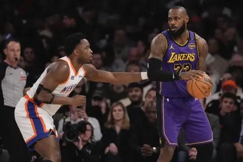 ليبرون جيمس يتفاعل مع لاعب نيويورك نيكس، بينما يسجل 33 نقطة و12 تمريرة حاسمة في مباراة مثيرة في ماديسون سكوير غاردن.