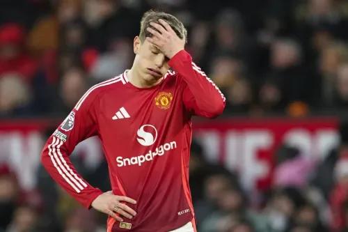 لاعب مانشستر يونايتد يبدو محبطًا بعد الهزيمة الثقيلة 3-0 أمام بورنموث في الدوري الإنجليزي الممتاز.