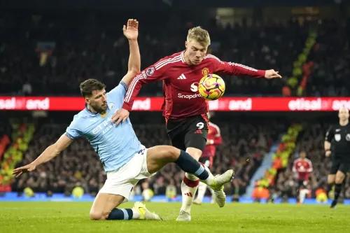 عماد ديالو يتجاوز مدافع مانشستر سيتي في مباراة مثيرة، حيث سجل هدف الفوز ليقود مانشستر يونايتد للفوز 2-1.