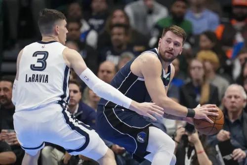 لوكا دونسيتش يتلاعب بالكرة بينما يحاول لاعب ممفيس جريزليز، لا رافيا، الضغط عليه في مباراة حاسمة بالدوري الأمريكي للمحترفين.