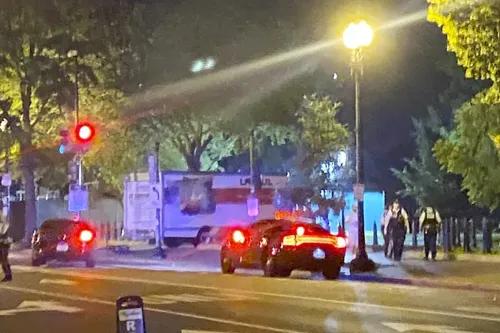 حادثة اصطدام شاحنة مستأجرة بحواجز البيت الأبيض في واشنطن، مع وجود سيارات الشرطة في الموقع، تعكس محاولة هجوم مدفوعة بأيديولوجية نازية.