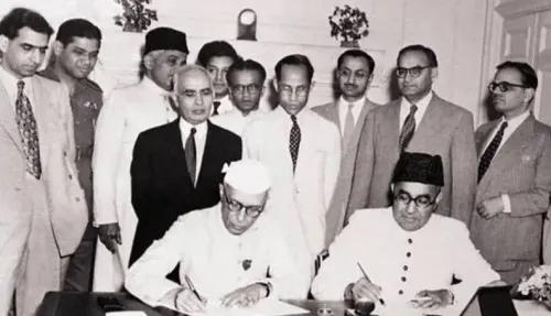 اجتماع تاريخي في سبتمبر 1947، حيث يوقع جواهر لال نهرو ولياقت علي خان اتفاقيات بين الهند وباكستان في ظل توترات تقسيم شبه القارة.