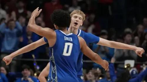 احتفال لاعبي كريتون بعد تسجيل نقطة حاسمة في مباراة NCAA، حيث يظهر الحماس والثقة في الأداء خلال البطولة.