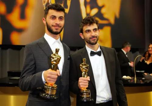 فاز مخرجا فيلم "لا أرض أخرى" بجائزة الأوسكار لأفضل فيلم وثائقي، وهما يحملان تمثال الأوسكار في حفل توزيع الجوائز.