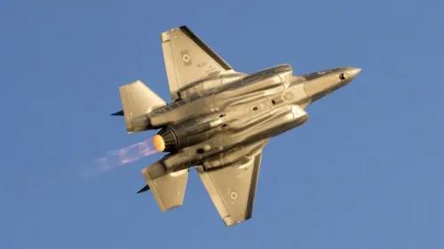 طائرة F-35 مقاتلة تطير في السماء، مع انبعاث لهب من محركاتها، مما يعكس الاستخدام العسكري المتزايد لها في النزاعات.