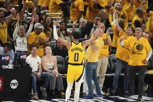 تيريس هاليبورتون يحتفل بفوز فريق بيسرز في نهائيات الدوري الأمريكي للمحترفين، وسط جمهور يرتدي قمصانًا صفراء.