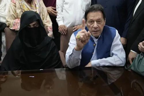 عمران خان وزوجته يظهران خلال مؤتمر صحفي بعد حكم بالسجن 14 عامًا بتهم فساد، وسط دعم من أنصارهم.