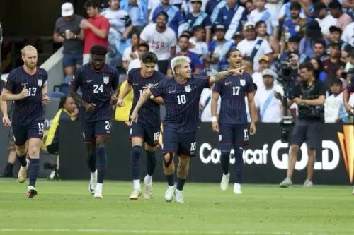 احتفال لاعبي منتخب الولايات المتحدة بعد تسجيل هدف في مباراة كأس الذهبية أمام غواتيمالا، وسط جمهور متنوع في ملعب إنرجايزر بارك.