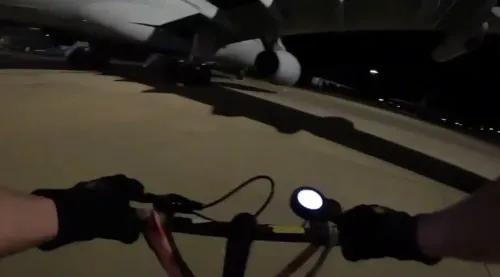 نشطاء مؤيدون لفلسطين يقتربون من طائرات سلاح الجو الملكي البريطاني على دراجات كهربائية، مستخدمين طفايات حريق لرش الطلاء الأحمر.
